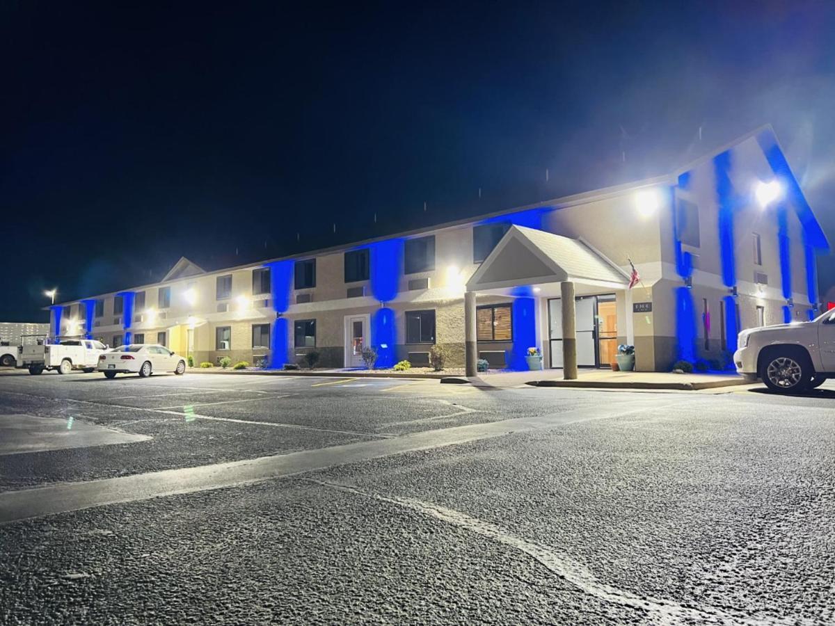 Hotel Super 8 By Wyndham Pratt Exterior foto