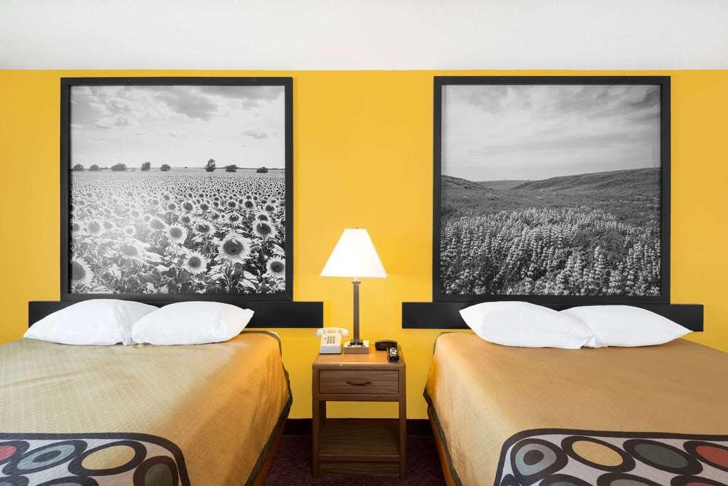 Hotel Super 8 By Wyndham Pratt Habitación foto