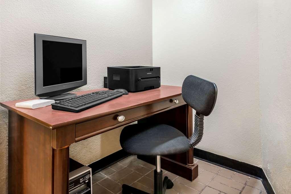 Hotel Super 8 By Wyndham Pratt Facilidades foto