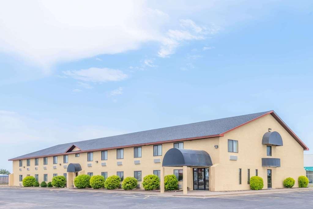 Hotel Super 8 By Wyndham Pratt Exterior foto