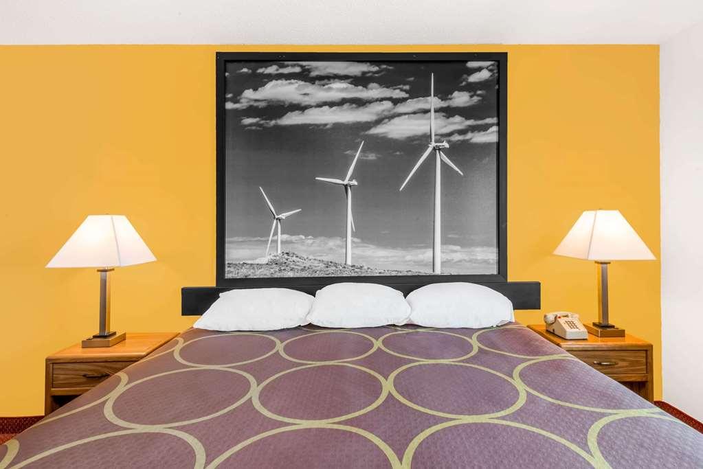 Hotel Super 8 By Wyndham Pratt Habitación foto