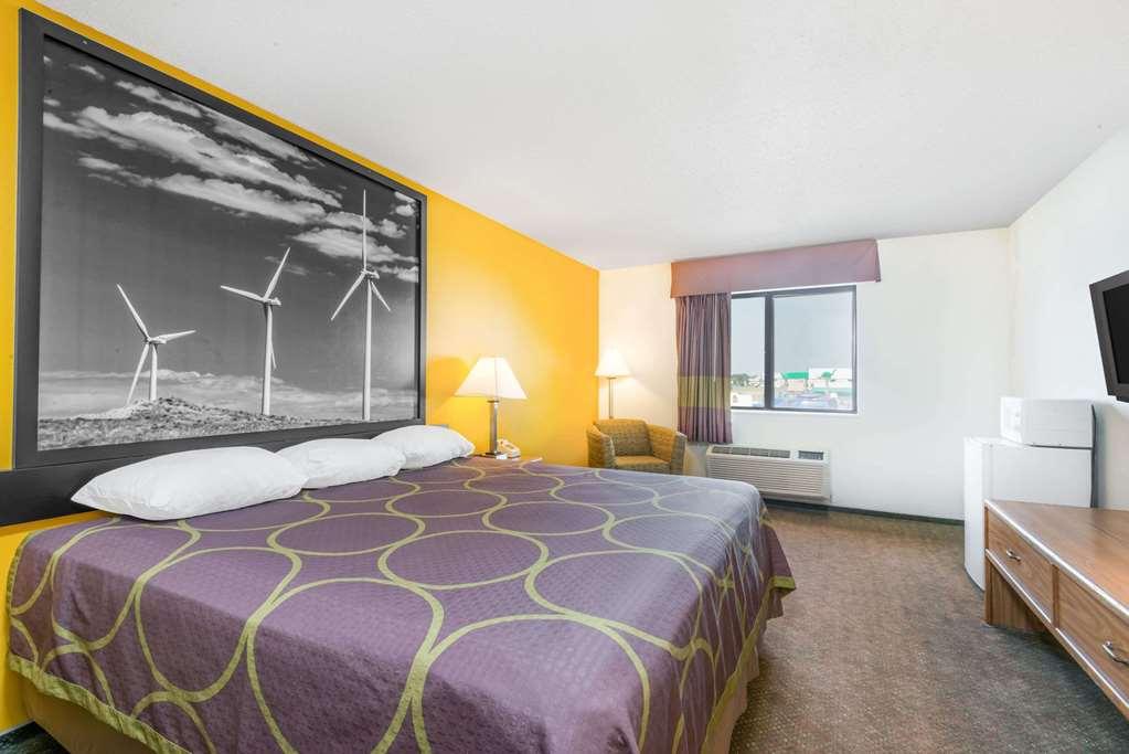Hotel Super 8 By Wyndham Pratt Habitación foto
