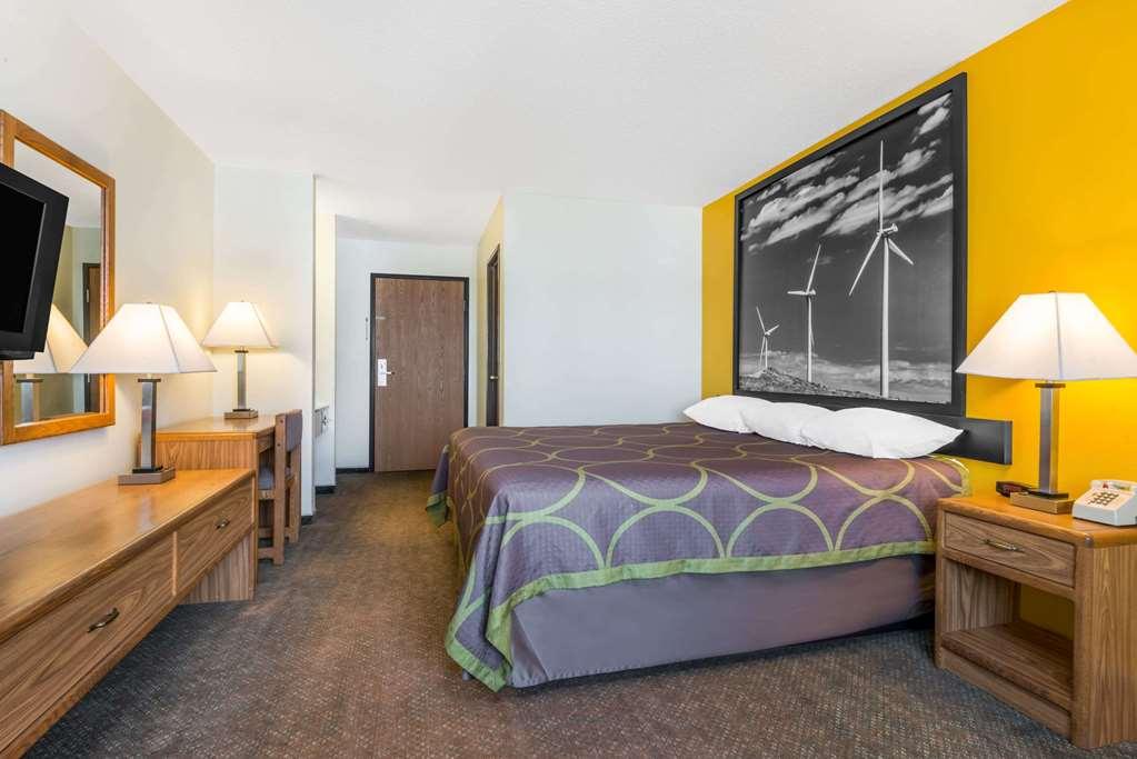 Hotel Super 8 By Wyndham Pratt Habitación foto