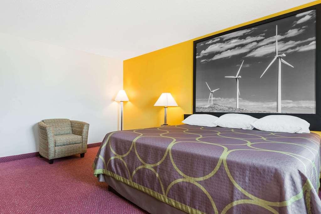 Hotel Super 8 By Wyndham Pratt Habitación foto
