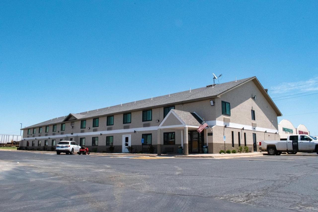 Hotel Super 8 By Wyndham Pratt Exterior foto