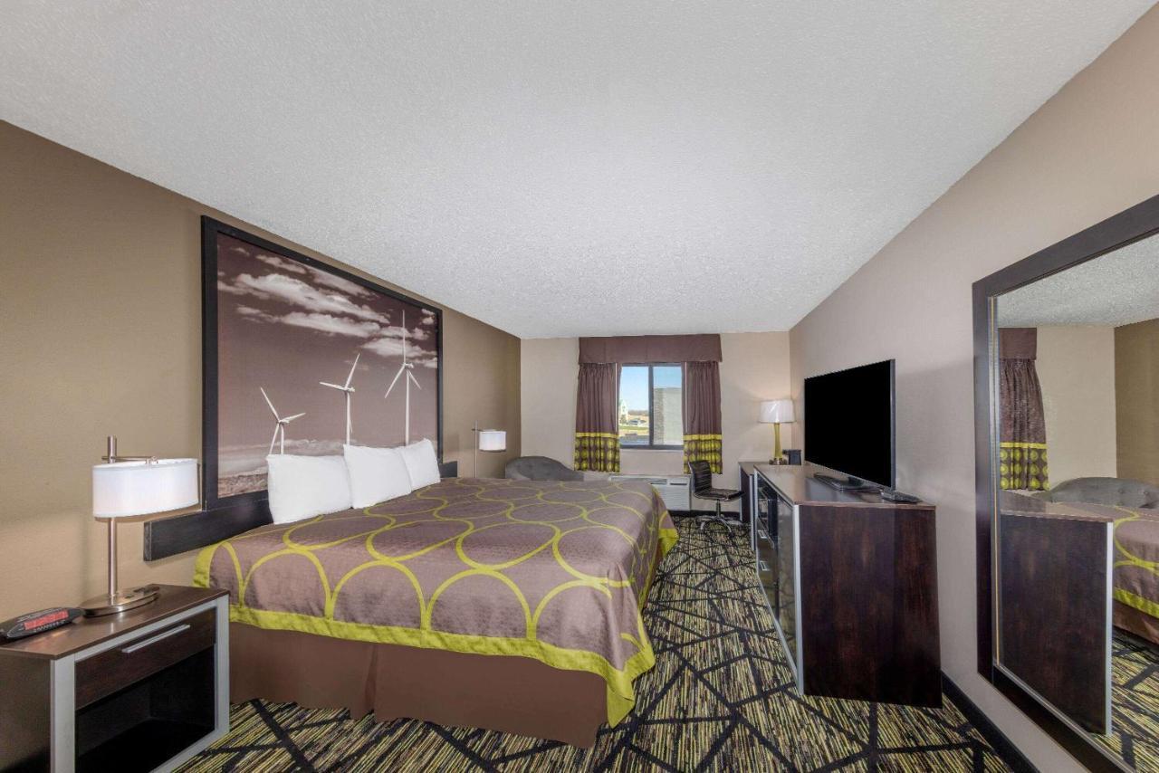 Hotel Super 8 By Wyndham Pratt Exterior foto