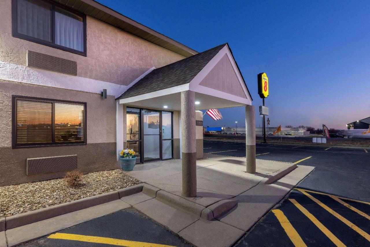 Hotel Super 8 By Wyndham Pratt Exterior foto