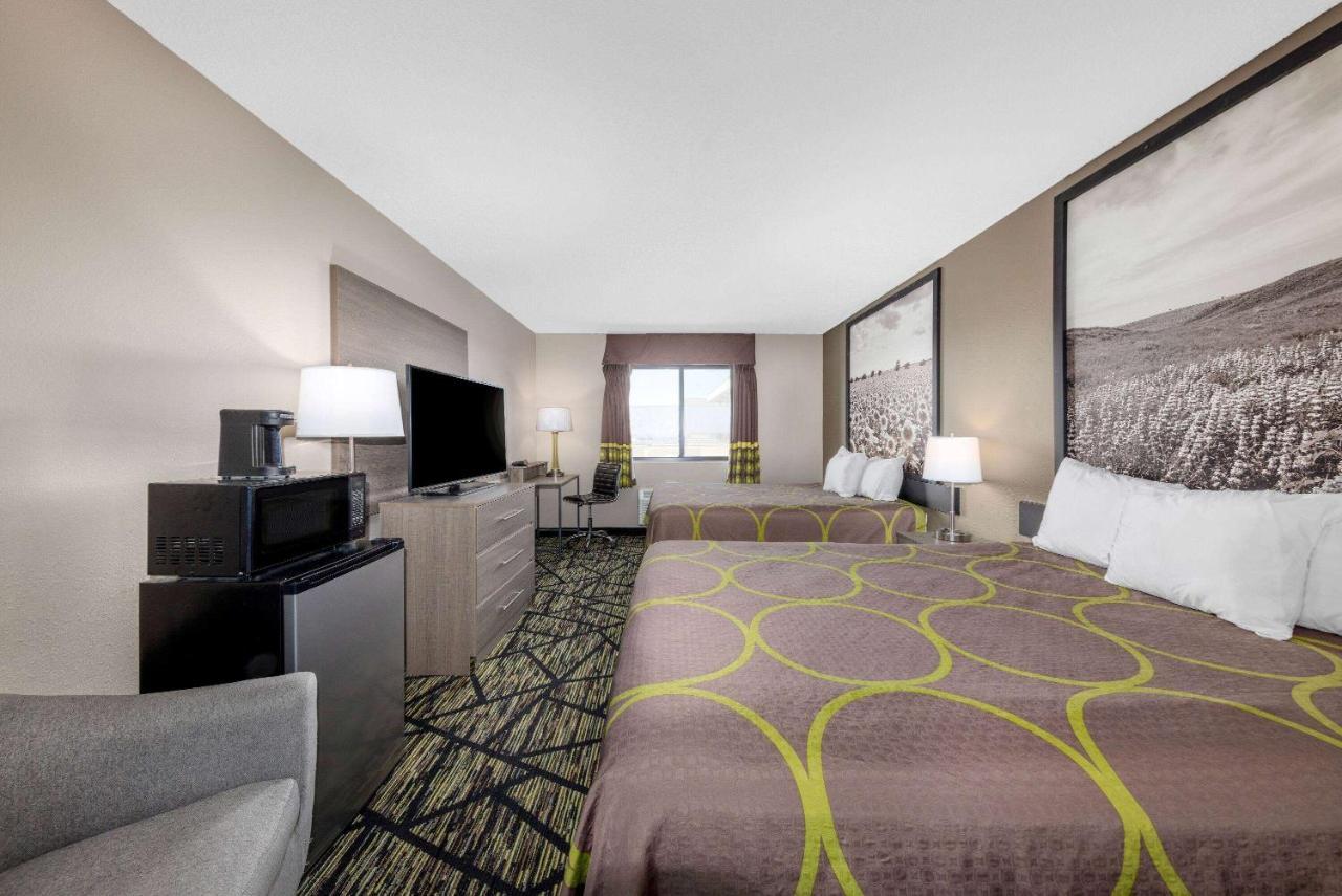 Hotel Super 8 By Wyndham Pratt Exterior foto