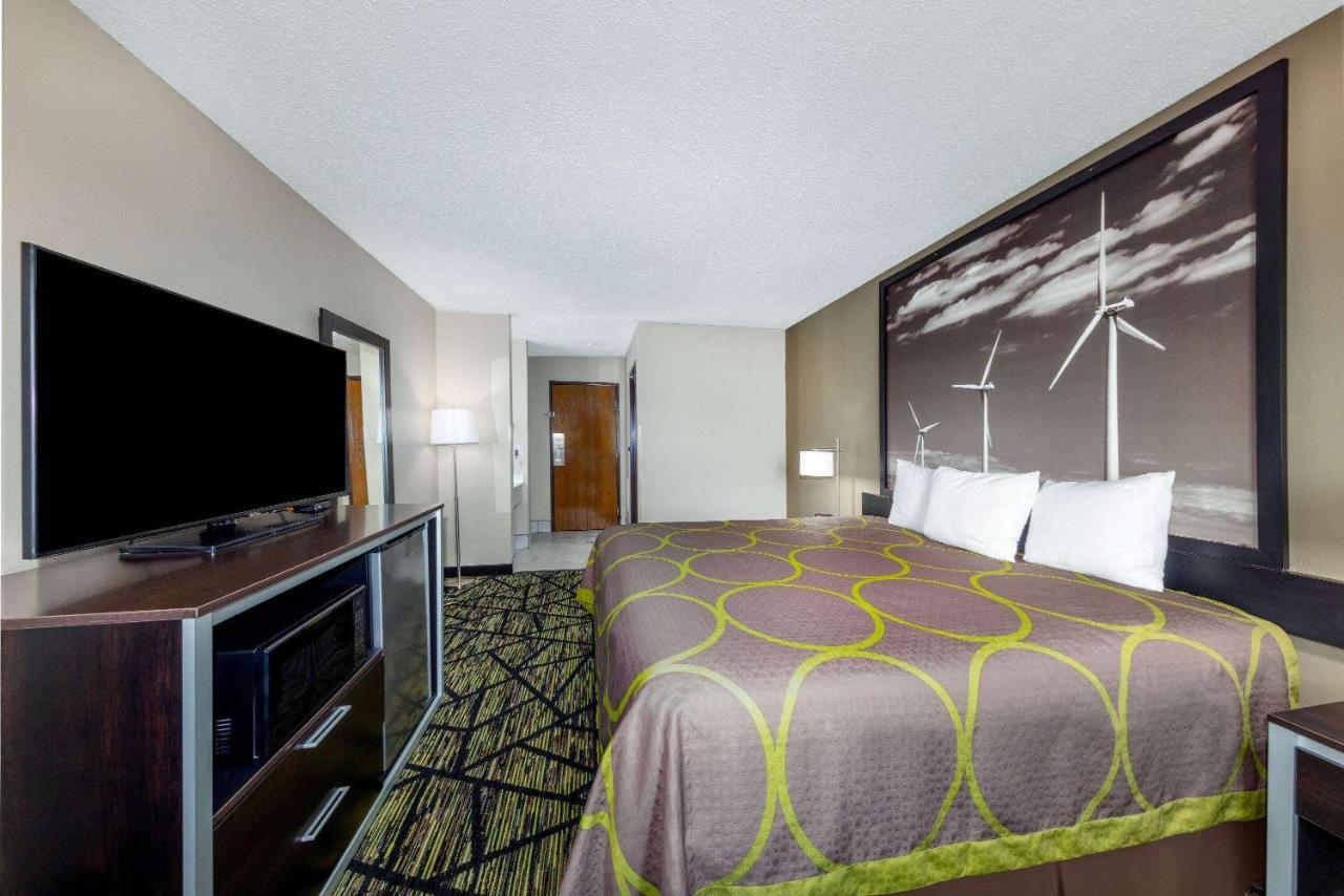 Hotel Super 8 By Wyndham Pratt Exterior foto