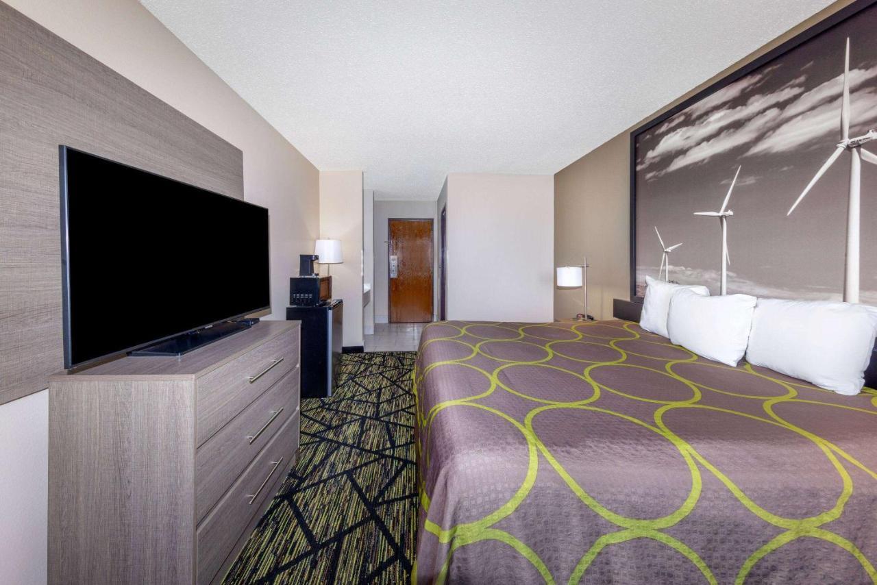 Hotel Super 8 By Wyndham Pratt Exterior foto