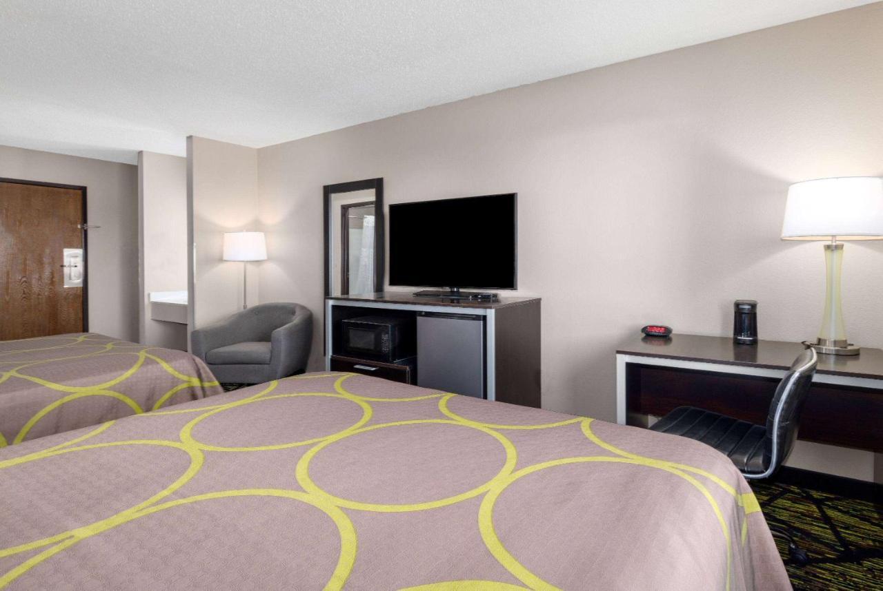 Hotel Super 8 By Wyndham Pratt Exterior foto