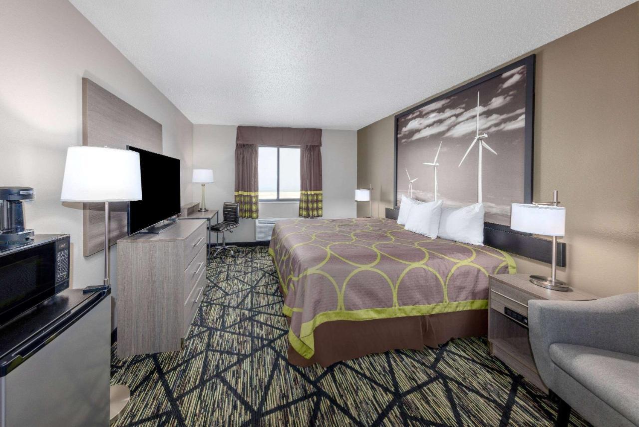 Hotel Super 8 By Wyndham Pratt Exterior foto