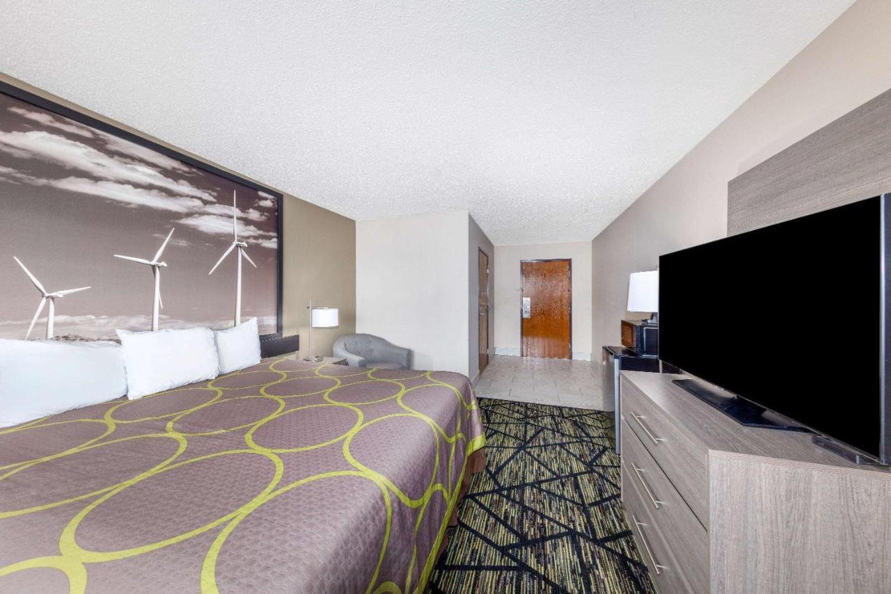 Hotel Super 8 By Wyndham Pratt Exterior foto